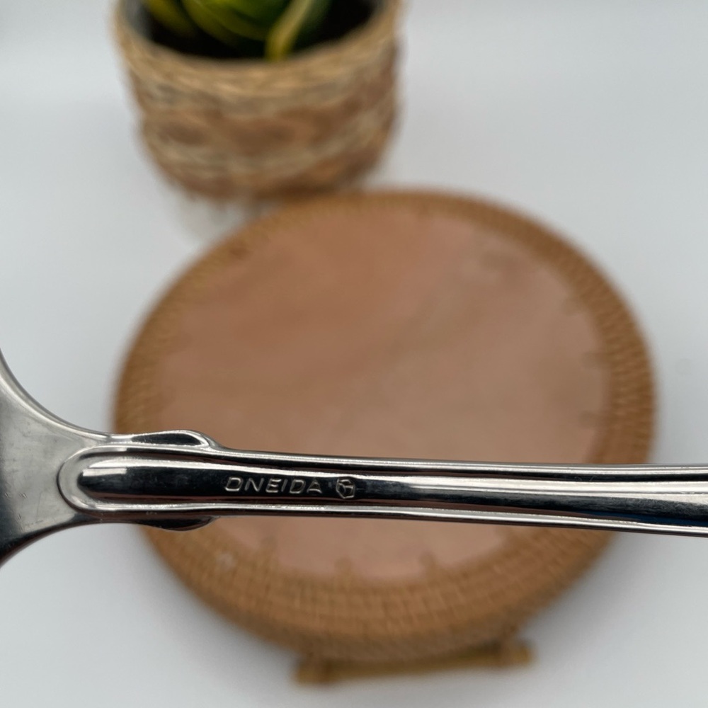 Oneida Shell Pattern Serving Fork—pre owned - Picture 6 of 11